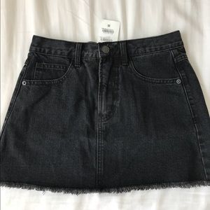 BRANDY MELVILLE: black denim skirt